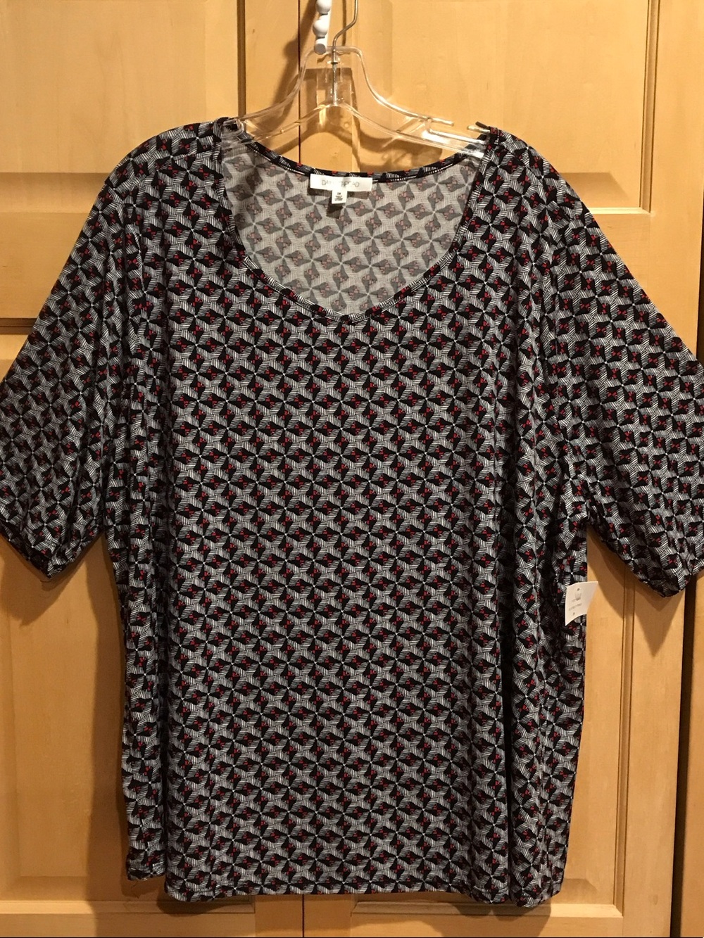 New Daily Thread Scoop Neck Short Sleeve Tee in Black and Red Geo Print